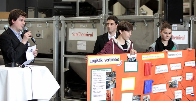 Niklas Gohr und Alina Kuhn durften fr...svereinigung Logistik entgegennehmen.   | Foto: Chr. breithaupt