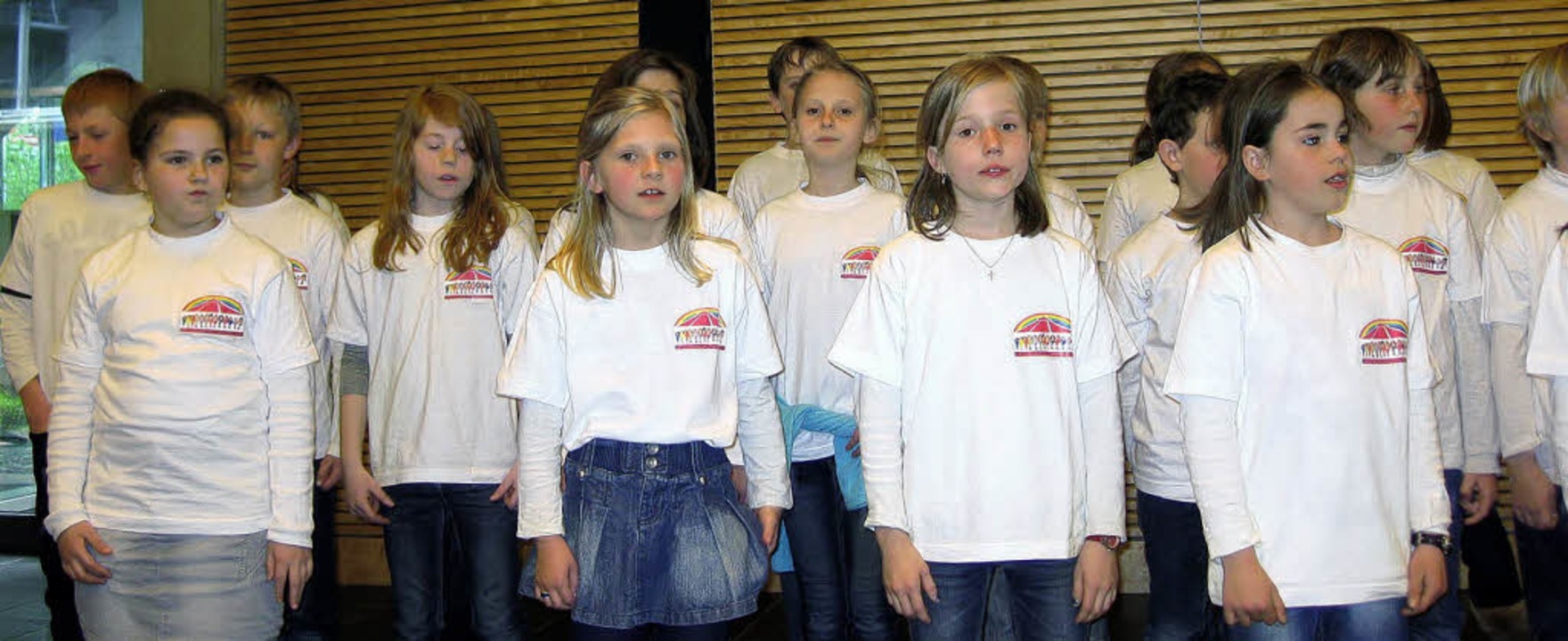 Die Mdchen und Jungen des Schulchors ...Regierungsprsidentin Brbel Schfer.   | Foto: privat