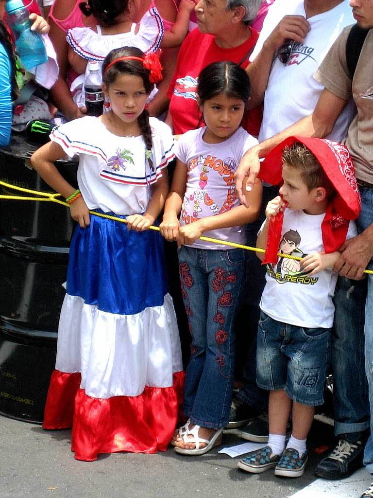 Folkloristisch gekleidete Kinder beim Festumzug am Nationalfeiertag.