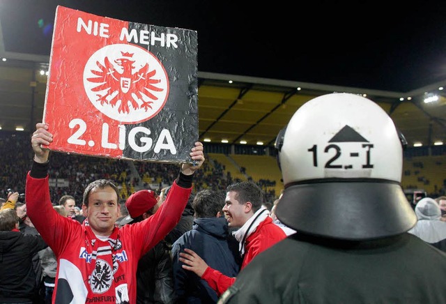 &#8222;Nie mehr 2. Liga&#8220; wnschen sich die Frankfurt-Fans.  | Foto: dpa