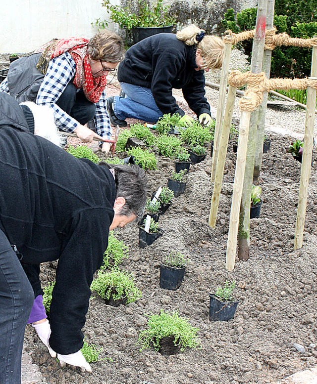 Mitglieder des Vereins Hospiz-Heckling...ene Kinder auf dem Kenzinger Friedhof.  | Foto: Lena Jrger