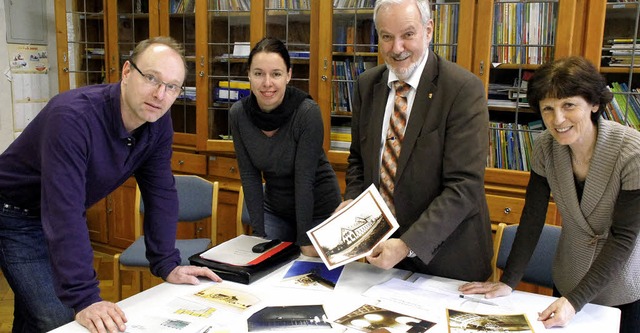 Die Grundschule Herbolzheim feiert 100...Hintergrund ist ein Original von 1912.  | Foto: Ilona Hge