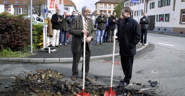 Baubeginn fr den zweiten Bauabschnitt...hts) griffen zum Auftakt zur Schaufel.  | Foto: Ilona Hge