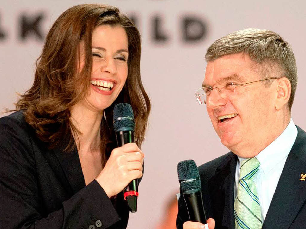 Moderatorin Franziska Schenk und Thomas Bach, Prsident des Deutschen Olympischen Sportbundes, bei der Modenschau