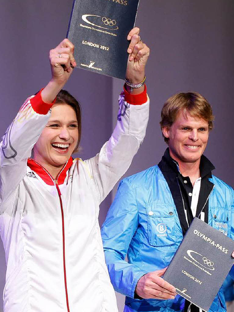 Die Fechterin Britta Heidemann und der Vielseitigkeitsreiter Frank Ostholt fhren die Olympia-Kollektion vor
