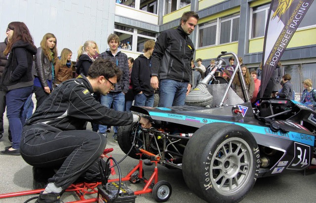 Ein Rennwagen, den Studenten der Techn...sgymnasiums in Neustadt fr Aufsehen.   | Foto: Frank Dreger