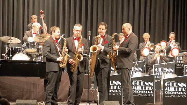 Swing im Big-Band-Sound mit den roten ...s Schalldmpfer kam beim Publikum an.   | Foto: Helena Kiefer