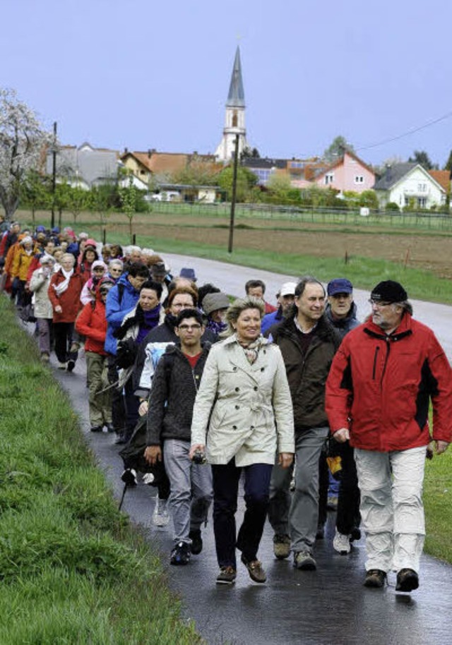 Etwa 100 Pilger haben sich am Samstag ...en aus auf den Weg nach Rust gemacht.   | Foto: Europa-Park
