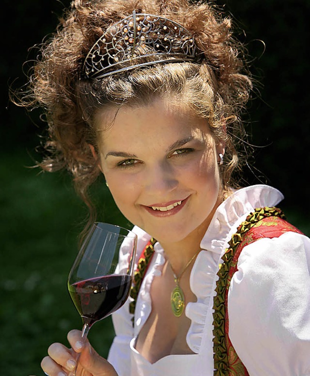 Die Badische Weinknigin Nathalie Henn... Weine am Neunlindenturm ausschenken.   | Foto: BZ