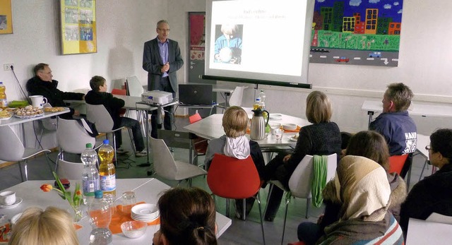Klaus Girstl von der Prventionsgruppe...ber die Gefahren des Internets  auf.   | Foto: Schule