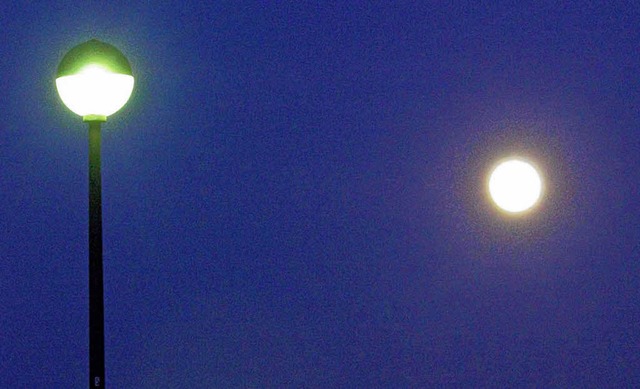 Nicht jede Straenlaterne muss nachts ...211; zur Not hilft auch mal der Mond.   | Foto: ddp