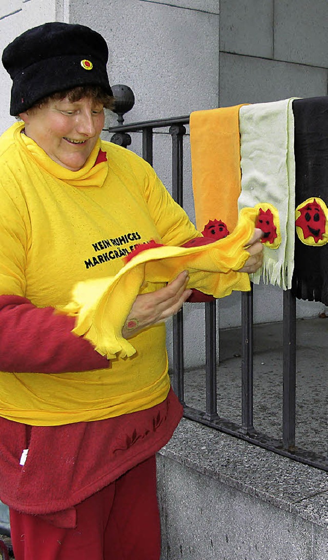 Zum Demonstrieren gehrt die richtige ...etzt bei der Montagsdemo in Mllheim.   | Foto: Dorothee Philipp