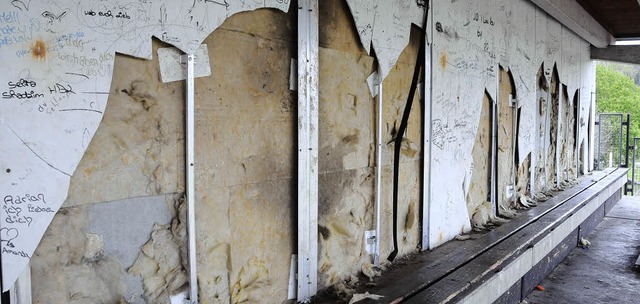 Der Abriss der alten Alemannenhalle r... der  Tribne wurden schon geleistet.   | Foto: Robert Bergmann