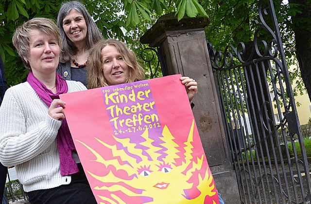 Sabine Imping, Birgit Vaith und Birgit...ogramm des Kindertheatertreffens vor.   | Foto: Barbara Ruda