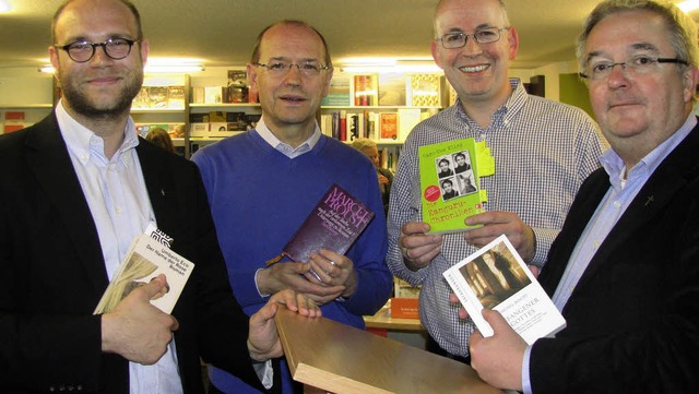 Dominik Feigenbutz, Winfried Oelschleg... der Buchhandlung Zum Gallusturm vor.   | Foto: Michael Gottstein