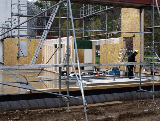 Mit Fertigteilen wird derzeit an der E...ung der Schlossbergschule gearbeitet.   | Foto: Paul Schleer