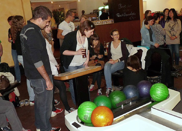 Get together beim Bowling: die Student...pe &quot;Connect&quot; und ihre Gste.  | Foto: Claudia Gabler 