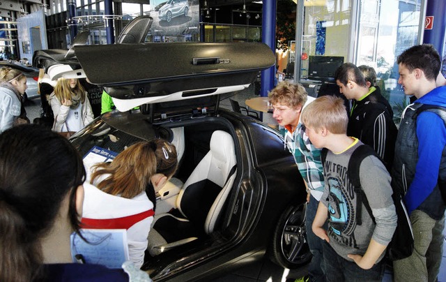 Die Denzlinger Schler haben sich im Autohaus Schmolck umgeschaut.  | Foto: Constantin Jassok