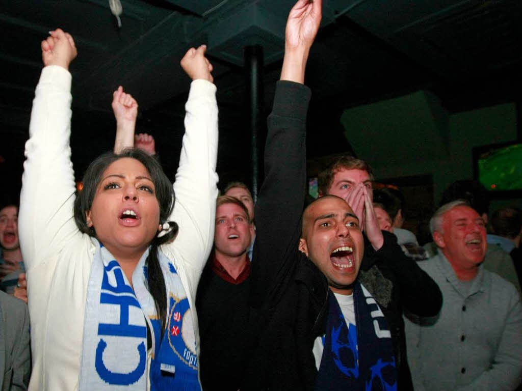 Jubel zu Hause: Chelsea-Fans schauen das Spiel in einem Pub in London und jubeln ber den Erfolg ihres Teams.