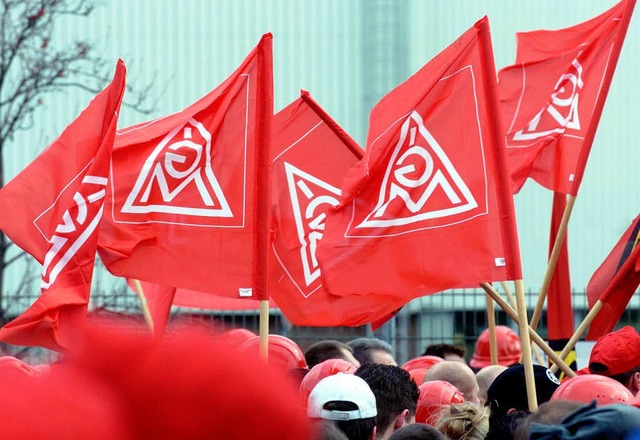 Die Arbeitnehmer holen die roten Fahnen raus.   | Foto: dpa