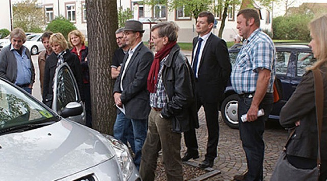 Vertreter der Stadtmobil aus Freiburg ...in Reute ber das Car-Sharing-Modell.   | Foto:  Privat