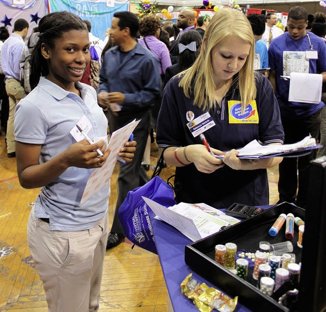 Eine Mitarbeiterin der bungsfirmen de...bei der bungsfirmenmesse in New York.  | Foto: Schaper