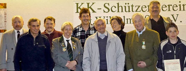 Oberschtzenmeister Artur Schweizer (l...uch  Ernst Asal (dritter von rechts).   | Foto: Barbara Odrich-Rees