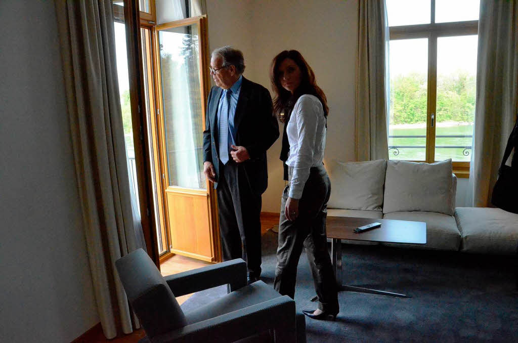Investor Jrg Eichenberger mit Dentalchefrztin Silke Becker auf Rundgang durch das Haus