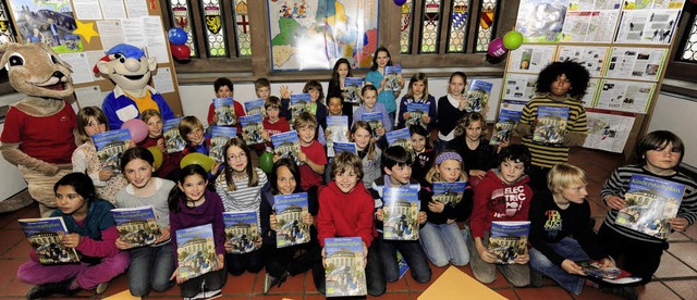 Die Kinder prsentieren ihren Stadtpla...it den Maskottchen B. Zetti und Babu.   | Foto: ingo Schneider