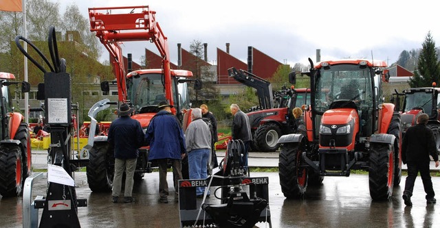 Trotz des Regens strmten die Besucher... mancher Traktor ging auf Probefahrt.   | Foto: Steinfelder