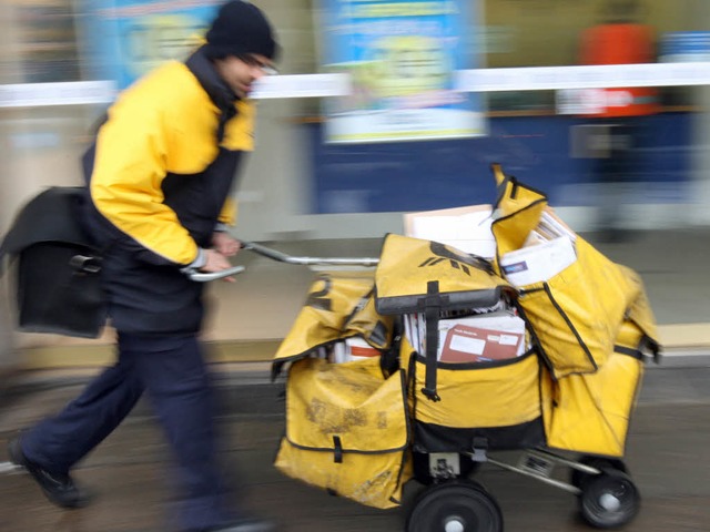 Auf Bestellung holen die beiden Titise...en Postagentur-Schalter. (Symbolbild)   | Foto: Martin Gerten (dpa)