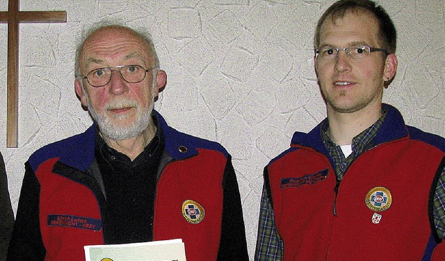 Fr 30 aktive Dienstjahre als Notarztm...an Wiesler (rechts)  entgegen nehmen.   | Foto: Manfred Lange