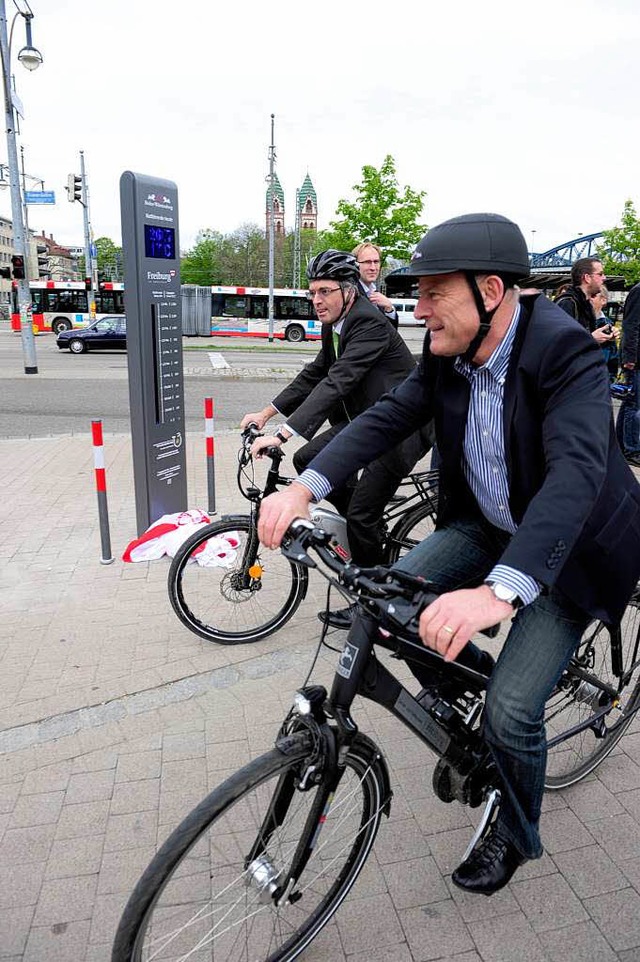 Zhlbares auf dem Elektorad: Minister ...er Salomon und der neue Fahrradzhler.  | Foto: Ingo Schneider