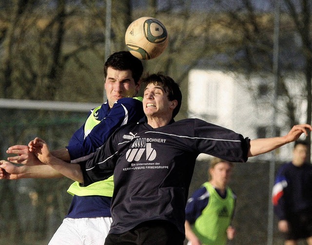 Tennenbronner Hhenflug: Oliver Hilser...kampf mit dem Klengener Aron Pfeifle.   | Foto: Reinhardt