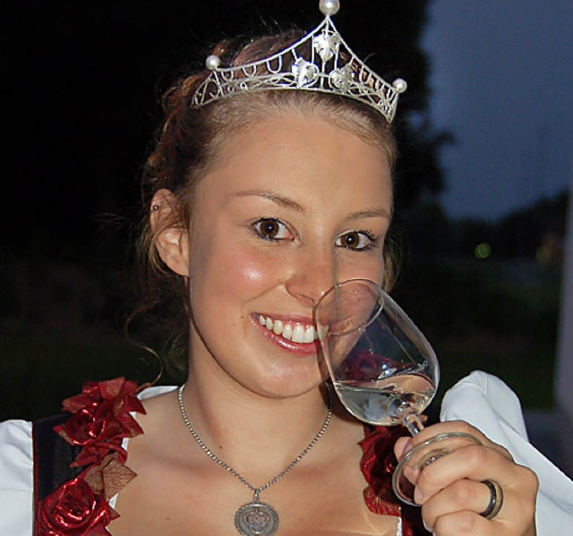 Weinprinzessin Laura Kiefer trinkt Gutedel   | Foto: Umiger