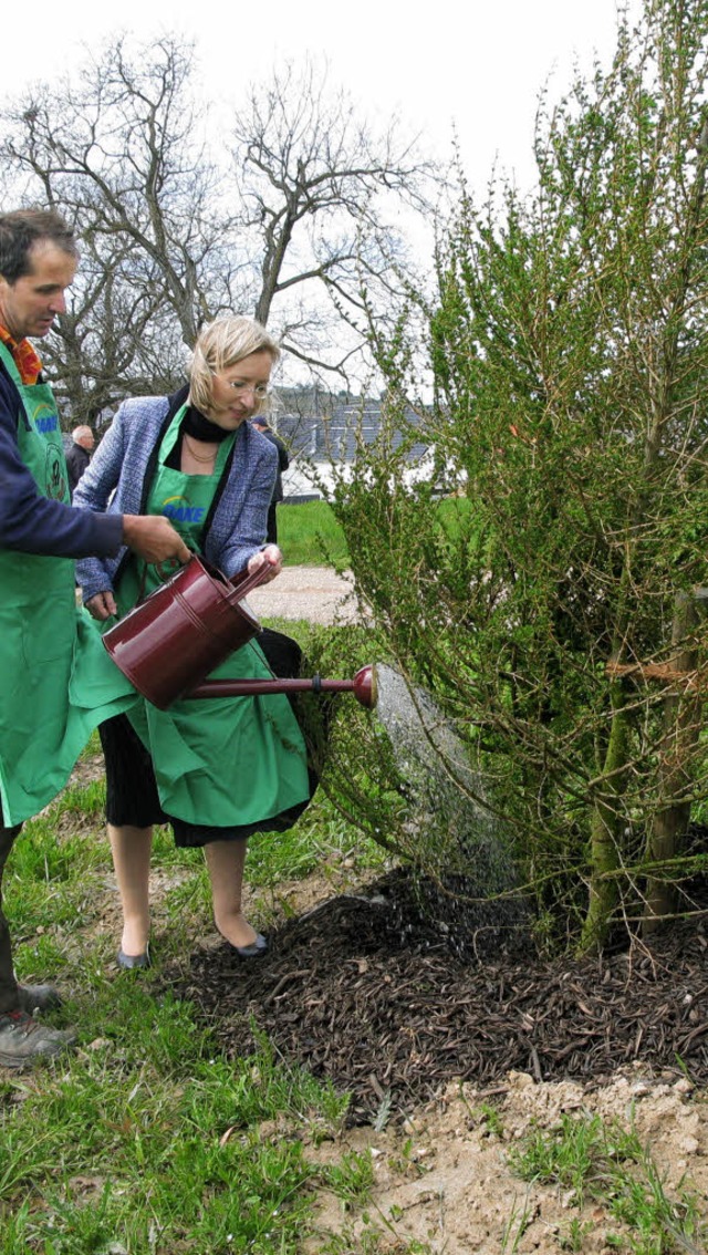 Wasser marsch: Brgermeisterin Siemes-...agten Bugginger Gartenbauunternehmen.   | Foto: Philipp