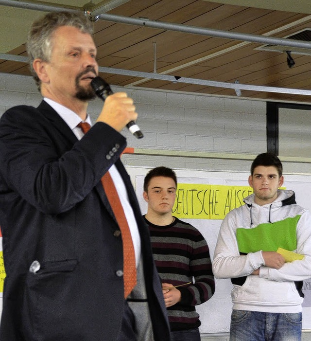 Schler fragen, Gernot Erler antwortet...im Marie-Curie-Gymnasium Kirchzarten.   | Foto: Manuela Dannemann