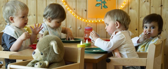 Der Teddy isst mit &#8211; immer mehr ...Kinder in die Ganztagsbetreuung geben.  | Foto: DPA