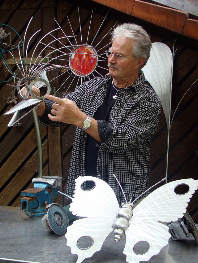 Edgar Ruf mit Skulpturen an seinem Garten-Arbeitsplatz  | Foto: Ingrid Arndt