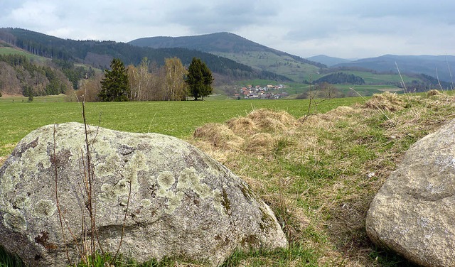 Blick von Gresgen ber Adelsberg zum Zeller Blauen   | Foto: sattelberger