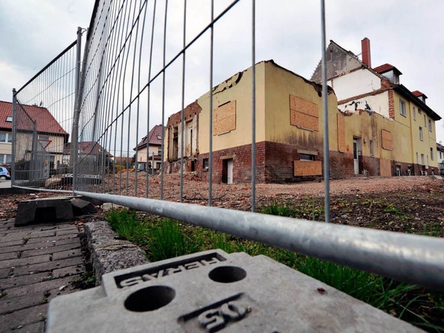 Das Haus der Terrorzelle in  Zwickau wird derzeit abgerissen.   | Foto: dpa