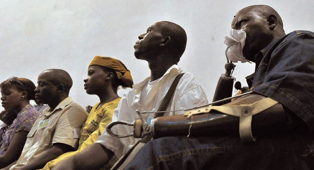 Kriegsopfer lauschen in Sierra Leones ... Verkndung des Urteils gegen Taylor.   | Foto: AFP