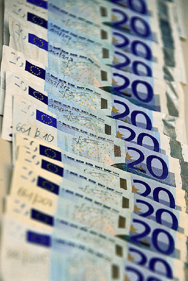 Fr die Rckzahlung der  riesigen Steu...0-Euro-Scheine bei weitem nicht aus.    | Foto: dpa