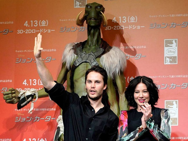 Taylor Kitsch und Lynn Collins bei der...von &#8222;John Carter&#8220; in Tokio  | Foto: dpa