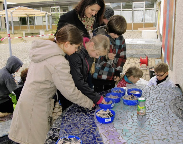 Rektorin Maria-Anna Eschbach mit Schl...lhof der Endinger Grundschule am Erle.  | Foto: Ruth Seitz