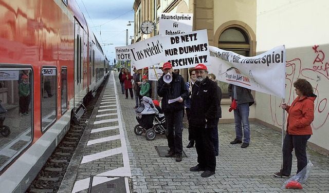 Lrmaktionstag der BI gegen die Antrag...en Transparenten am Bahnhof Kenzingen.  | Foto: Michael Haberer