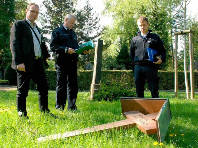 Hans-Jrgen Jger (links) macht sich zusammen mit der Polizei vor Ort ein Bild.   | Foto: gertrude siefke