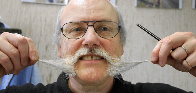 Zwirbeln und dann rollen: So macht Fra...einem Bart ein kleines Haarkunstwerk.   | Foto: Frey