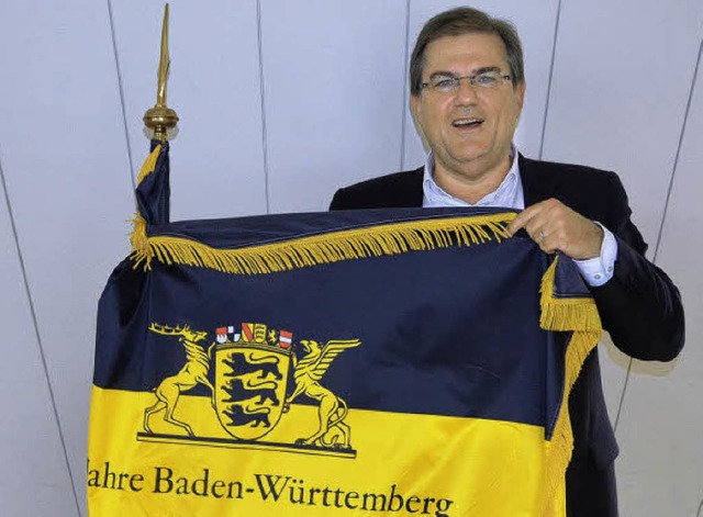 Es lebe Baden-Wrttemberg: Joachim Schuster mit der Jubilumsfahne von 2002.   | Foto: Drescher