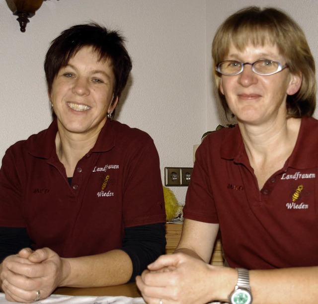 Die Schwestern Sabine Wunderle (links)...Ursula Rombach die Landfrauen Wieden.   | Foto: Verena Wehrle